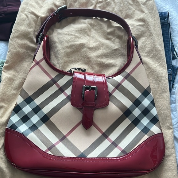 Burberry cranberry color bag - Picture 1 of 15